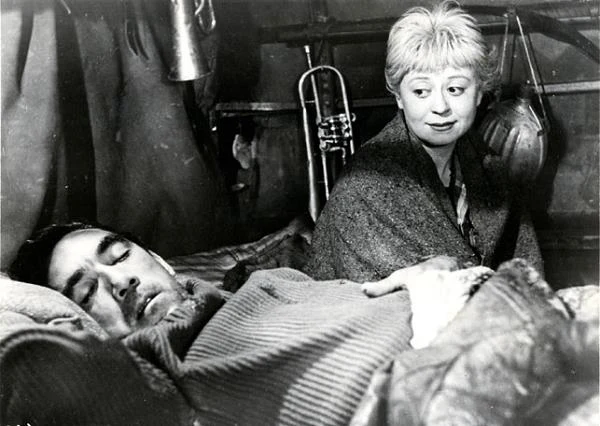 Anthony Quinn i Giulietta Masina w filmie "La Strada" (1954)