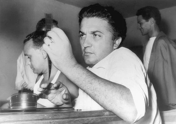 Federico Fellini na planie filmu "Niebieski ptak" (1955)
