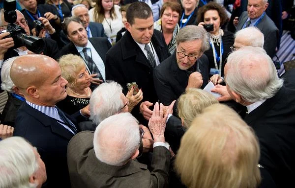 Reżyser wspomniał, że jego dziadkowie uczyli angielskiego ocalonych z Holokaustu Węgrów, którzy mieli na rękach obozowe numery. "Jako dziecko nie rozumiałem, że te numery były znakami śmierci, niewyobrażalnego cierpienia, niewyobrażalnej straty" - mówił Spielberg - fot. Ian Gavan