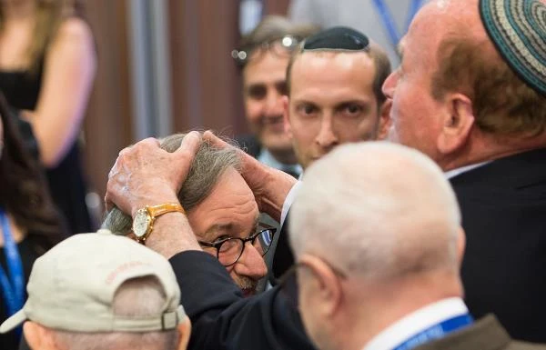 Dodał, że w poszukiwaniu żydowskiej tożsamości ważne były dla niego trzy doświadczenia: zobaczenie tych numerów, antysemityzm wśród niektórych kolegów z klasy i sąsiadów oraz przyjazd do Krakowa i nakręcenie "Listy Schindlera". "Przetrwamy tak długo, jako długo dzieci będą słuchać waszych historii, patrzeć, co mówią wasze oczy i nieść wasze przesłanie w przyszłość dla kolejnych pokoleń. To jest nasza misja jako Shoah Foundation" - zwrócił się do ocalonych - fot. Ian Gavan
