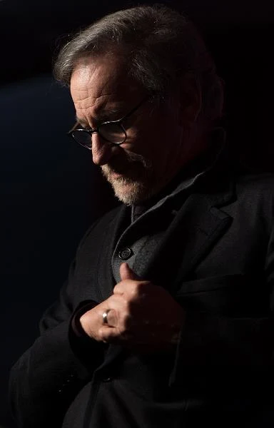 "Chodzi o zachowanie takich miejsc jak Auschwitz, żeby ludzie na własne oczy mogli się przekonać, że ideologie nienawiści mogą stać się osią mordu" - podkreślił Spielberg. Reżyser wyraził nadzieję, że wtorkowe uroczystości rocznicowe z udziałem ocalonych z Holokaustu pomogą stworzyć "zbiorowe sumienie dla przyszłych pokoleń" - fot. Ian Gavan