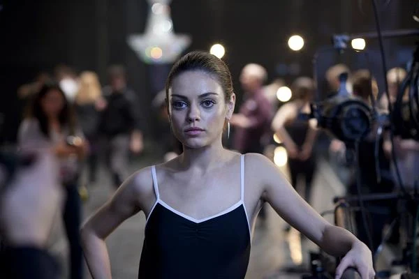 Najlepszą z dotychczasowych kreacji Kunis jest ta stworzona na potrzeby "Czarnego łabędzia" (2011) Darrena Aronofsky'ego. Aktorka nie ustępowała na ekranie - ani urodą, ani grą aktorską - wcielającej się w główną rolę Natalie Portman, wyróżnionej za postać Niny Oscarem (Kunis musiała się zadowolić nominacją do Złotego Globa).