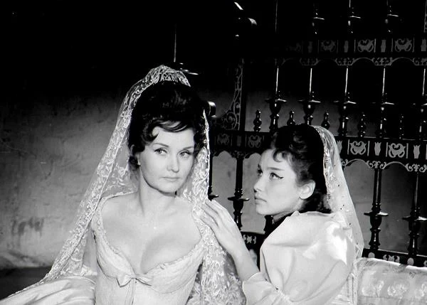 Film "Rękopis znaleziony w Saragossie" wyprodukowano w 1964 roku, ale na ekrany kin trafił 9 lutego 1965 roku. W obrazie Wojciecha Jerzego Hasa, ze zdjęciami Mieczysława Jahody i muzyką Krzysztofa Pendereckiego, wystąpiły największe gwiazdy polskiego kina tamtych czasów. Na zdjęciu Barbara Krafftówna i Pola Raksa.