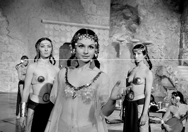 Młody kapitan gwardii króla Hiszpanii, Alfons van Worden, podróżuje samotnie przez dzikie góry Sierra Morena. W czasie noclegu w ponurej gospodzie poznaje dwie mauretańskie księżniczki, które oznajmiają mu, że jako potomek potężnego rodu Gomelezów wybrany został do wielkich zadań. Przedtem musi jednak dowieść swej odwagi, prawości i honoru. Alfons staje się ośrodkiem niesamowitych wydarzeń, dręczą go opętani, wisielcy, prześladuje inkwizycja. W końcu trafia na zamek tajemniczego Kabalisty i przez wiele dni wysłuchuje jego dziwnych, wieloznacznych opowieści o jeszcze dziwniejszych zdarzeniach tego świata. Na zdjęciu Joanna Jędryka.