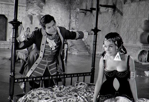 Film określany jest jako "awanturniczy film płaszcza i szpady, fantastyczna baśń z duchami, widielcami i opętanymi księżniczkami". Na zdjęciu Zbigniew Cybulski i Iga Cembrzyńska.