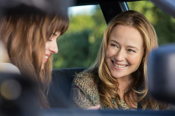 Dakota Johnson i Jennifer Ehle w scenie z filmu "Pięćdziesiąt twarzy Greya"