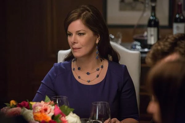 Marcia Gay Harden w scenie z filmu "Pięćdziesiąt twarzy Greya"