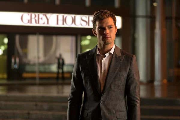 Jamie Dornan w scenie z filmu "Pięćdziesiąt twarzy Greya"