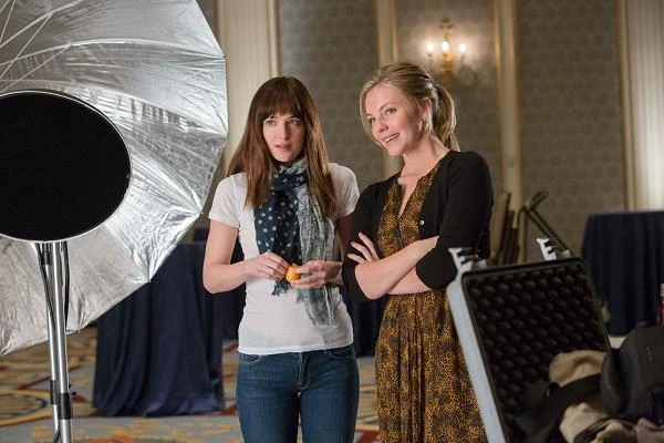 Dakota Johnson i Eloise Mumford w scenie z filmu "Pięćdziesiąt twarzy Greya"