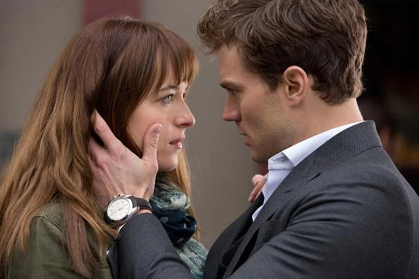 Dakota Johnson i Jamie Dornan w scenie z filmu "Pięćdziesiąt twarzy Greya"