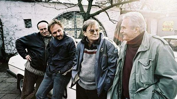 Jego przyjaciele, Lolek (Tadeusz Pluciński) i Matka (Jan Nowicki) odkrywają ponadto, że ukochany samochód Małego (Ford Capri) został skradziony. Wraz z Dzieciakiem (Andrzej Chyra), synem Małego, postanawiają wziąć sprawy w swoje ręce. W tajemnicy przed Małym próbują odnaleźć samochód.


