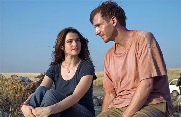 Weisz była znana i nie narzekała na brak propozycji aktorskich, ale uznanie zdobyła dopiero za sprawą roli w "Wiernym ogrodniku" (2003) - nagrodzono ją za nią Oscarem w kategorii najlepsza rola drugoplanowa. W melodramacie Fernando Meirellesa wcieliła się w kobietę, która chce zdemaskować przestępstwa koncernu farmaceutycznego w Afryce. Tytułowego bohatera zagrał Ralph Fiennes, z którym Weisz współpracowała wcześniej w "Kropli słońca" (1999) Istvána Szabó.