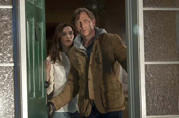 W 2010 roku nastąpiła kolejna zmiana w życiu osobistym Weisz. Aktorka zaczęła się spotykać z poznanym na planie thrillera "Dom snów" odtwórcą roli Jamesa Bonda, Danielem Craigiem. Para pobrała się 22 czerwca 2011 w Nowym Jorku podczas prywatnej ceremonii w obecności córki Craiga i syna Weisz.