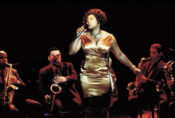 Równocześnie z karierą aktorską Queen Latifah dawała o sobie znać na scenie muzycznej. W 1994 roku otrzymała statuetkę Grammy dla najlepszej rapującej solistki, obydwa talenty połączyła zaś śpiewająco w filmie "Pełnia życia" (1998).