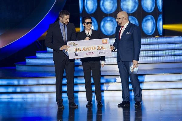 Kasia Ankudowicz jako Roy Orbison z czekiem na 10 tys. zł i gospodarzami show - Maciejem Dowborem i Piotrem Gąsowskim