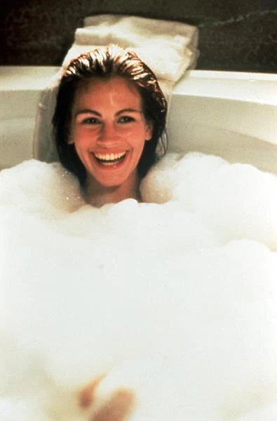 Za tę rolę Julia Roberts otrzymała drugą w swej karierze nominację do Oscara i zdobyła Złoty Glob. Wielką popularnością cieszył się również soundtrack, z tytułową piosenką Raya Orbisona "Oh, Pretty Woman".