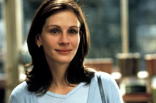 W tym samym roku premierę miała przebojowego produkcja "Notting Hill", w której Julia Roberts zagrała gwiazdę filmową, w której zakochuje się (z wzajemnością) właściciel małej księgarni (w tej roli Hugh Grant)