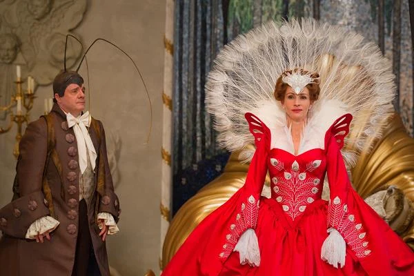 Julia Roberts jest jedną z największych gwiazd Hollywood, matką trójki dzieci i szczęśliwą żoną. Dla swych dzieci zgodziła się na rolę Złej Królowej w produkcji Tarsema Singha "Królewna Śnieżka" (2012)