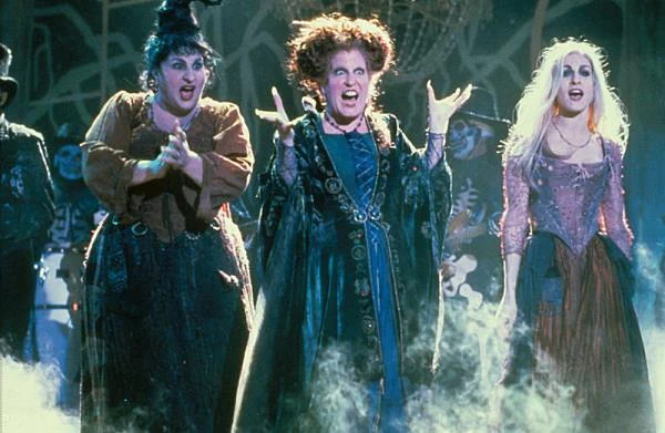 Swoje doświadczenia z Broadwayu artystka wykorzystała w przygotowaniach do występu w "Hokus pokus" (1993), komedii fantasy, której bohaterkami były trzy skazane na śmierć czarownice (oprócz Parker także Bette Midler i Kathy Najimy). Przed wykonaniem wyroku rzucają one jednak zaklęcie, pozwalające im powrócić do świata żywych.