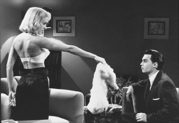 W obrazie Tima Burtona "Ed Wood" (1995), biografii tytułowego twórcy - uważanego za jednego z najgorszych reżyserów w historii kina - wcieliła się w Dolores Fuller, dziewczynę głównego bohatera, którego zagrał Johnny Depp.