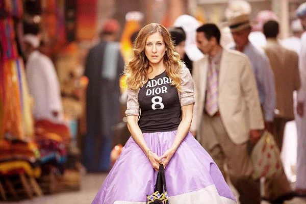 Mimo upływu lat i kolejnych ról na koncie Parker wciąż kojarzona była jednak przede wszystkim z perfekcyjnie ubraną Carrie Bradshaw. A jako że fani domagali się jej powrotu na ekran, aktorka specjalnie nie opierała się, gdy w 2008 roku zaproponowano jej udział w filmie fabularnym nawiązującym do popularnego serialu. Pełnometrażowy "Seks w wielkim mieście" okazał się hitem, zarobił kilkaset milionów dolarów i w 2010 roku doczekał się sequela, oczywiście z Parker w roli głównej.