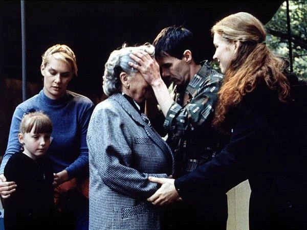 Na kolejną ważną rolę kinową Seweryn czekała do 2002 roku, kiedy Agnieszka Holland obsadziła ją w filmie "Julia wraca do domu". Polska aktorka partnerowała na ekranie grającym główne role zagranicznym gwiazdom: Mirandzie Otto, Williamowi Fichtnerowi oraz Lothaire Bluteau.