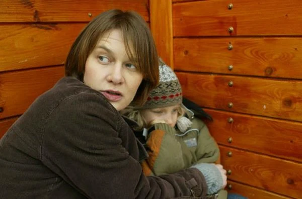 Pierwszym telewizyjnym serialem w filmografii Seweryn był sitcom "Kasia i Tomek" (2003), w którym... użyczyła głosu koleżance granej przez Joannę Brodzik tytułowej bohaterki  - lesbijce o imieniu Karolina. W kolejnych miesiącach oglądaliśmy ją już w trzech produkcjach małego ekranu: serialach "Męskie-żeńskie", "Glina" (na zdjęciu) oraz "Wiedźmy".