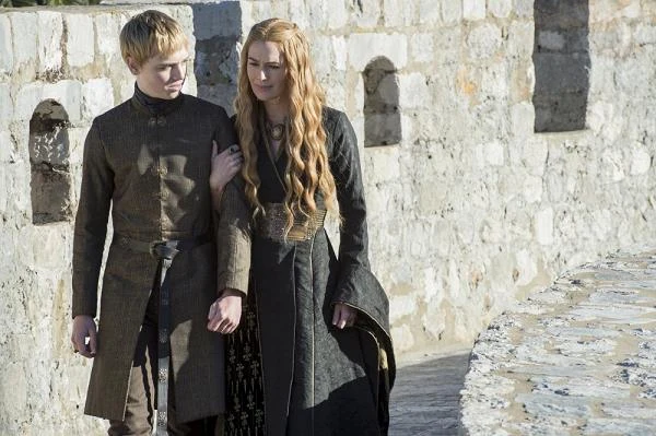 Dean-Charles Chapman (w roli Tommena Baratheona) i Lena Headey (jako Cersei Lannister)