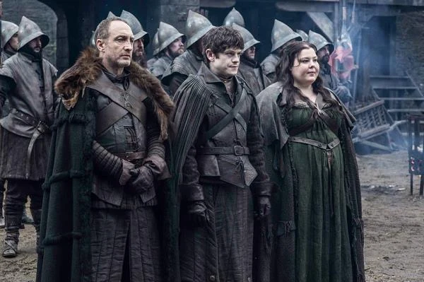 Michael McElhatton (jako Roose Bolton), Iwan Rheon (Ramsay Bolton) oraz Elizabeth Webster (w roli Waldy Frey)