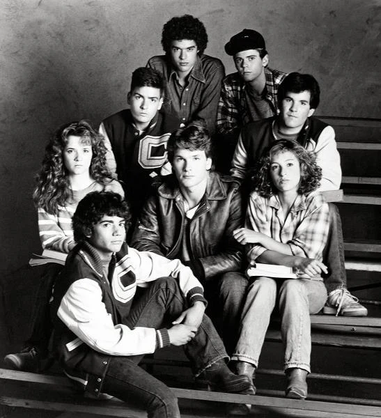 Po raz pierwszy Jennifer Grey pojawiła się na ekranie jako 19-latka w telewizyjnej reklamie napoju Dr Pepper. Jej kinowym debiutem był jednak epizod w "Buntowniku z Eberton" (1984). W obsadzie swego kolejnego filmu - "Czerwony świt" (1985) -znalazła się u boku niejakiego Patricka Swayze (na zdjęciu).