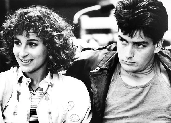W komedii Johna Hughesa "Wolny dzień pana Ferrisa Buellera" (1986) Grey oglądaliśmy w roli zazdrosnej siostry tytułowego nastolatka (Matthew Broderick); na powyższym zdjęciu aktorce towarzyszy jednak Charlie Sheen.