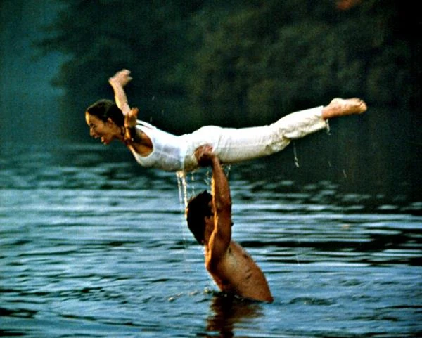 Z Patrickiem Swayze Grey spotkała sie ponownie na planie "Dirty Dancing". Niezapomnianym "układem tanecznym" pozostała scena, w której bohater Swayze w trakcie tańca podnosi do góry Jennifer Gray. Po raz pierwszy obserwujemy tę sekwencję w scenie nad jeziorem. Jennifer Gray przyznała, że moment, który znalazł się w filmie, był tak naprawdę pierwszym razem, kiedy Swayze podniósł ją do góry. Mieszaninę strachu i ekscytacji, które są udziałem bohaterki Gray, przeżywała też na planie sama aktorka. Słynne "podnoszenie" stało się ikonicznym wyróżnikiem filmu.