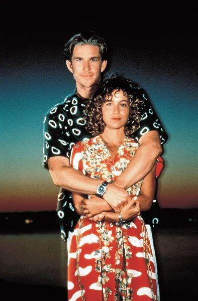 Na początku lat 90. Grey coraz rzadziej pojawiała się na kinowych ekranach. Zobaczyliśmy ją u boku Matthew Modine'a w melodramacie 'Wiatr" (1992), aktorka zadebiutowała również na Broadwayu w sztuce "The Twilight of the Golds", jednak na nagłówki gazet trafiła nie z powodu aktorskich osiągnięć, tylko dzięki operacji plastycznej, po której mało kto mógł ją rozpoznać...