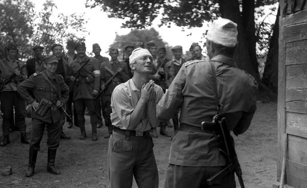 Nie wszyscy wiedzą, że podczas trwającej niemal rok realizacji filmu zdarzały się momenty, gdy Kociniak myślał, że zrezygnuje z roli. - Na statku w Jałcie uległem nieszczęśliwemu wypadkowi, który unieruchomił mnie na ponad miesiąc. Nie mogłem chodzić, ani nawet stać. W szpitalu w Odessie lekarze zamiast postawić mnie na nogi, tak mnie leczyli, że bałem się, iż mnie uśmiercą, np. zarazili mnie półpaścem - ujawnił Kociniak.