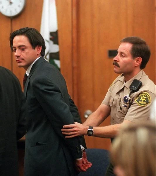 Jako nastolatek Robert Downey Jr. zaczął sięgać już po alkohol, a wkrótce i po kokainę czy heroinę. Z czasem bijatyki, jazda samochodem pod wpływem narkotyków, upijanie się do nieprzytomności i aresztowania stały się jego codziennością. Było więzienie, kolejne odwyki i żadnych szans na zmianę.