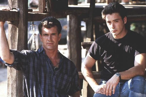 Jednocześnie aktor, który zadebiutował przed kamerą już w wieku 5 lat w wyreżyserowanym przez swojego ojca filmie "Pound", cały czas pojawiał się na ekranie. Pierwszą rolą, za którą pokochał go cały świat był występ w komedii sensacyjnej "Air America" (1990) Rogera Spottiswoode'a, w której wraz z Melem Gibsonem wcielali się w wynajętych przez CIA pilotów, którzy przemycają broń i zaopatrzenie cywilnymi samolotami transportowymi na terytorium Laosu.