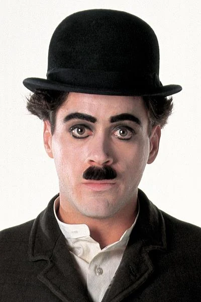 W1992 roku aktor zagrał jedną ze swoich najlepszych ról w karierze. Wcielił się w tytułowego bohatera w filmie biograficznym "Chaplin" Richarda Attenborough. Dramat przedstawiał niemal wszystkie najważniejsze momenty z życia sławnego aktora i reżysera - wpływ trudnego dzieciństwa na twórczość, burzliwe romanse, spektakularny podbój Ameryki, dramat wygnania kraju, powrót i uwieńczenie wielu lat pracy Oscarem. Nominację do tej nagrody otrzymał także Downey Jr. za swoją wspaniałą kreację.