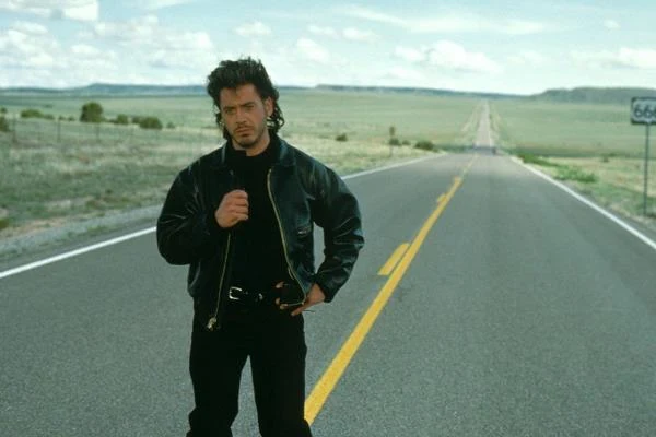 Wyreżyserowani przez Olivera Stone'a "Urodzeni mordercy" to bezsprzecznie film Woodyego Harrelsona i Juliette Lewis. Trzeba jednak przyznać, że kilka scen kradnie im Robert Downey Jr., który wciela się w żądnego sławy reportera, śledzącego poczynania tytułowej pary kochanków-morderców.