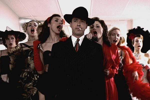 W 2003 roku Downey Jr. wreszcie był "czysty", a pomocną dłoń wyciągnął do niego dobrze mu znany Mel Gibson. Załatwił aktorowi główną rolę w produkowanym przez siebie filmie "Śpiewający detektyw". Obraz opowiadał o autorze drugorzędnych powieści detektywistycznych, który usycha w szpitalu, unieruchomiony fizycznie i umysłowo przez rzadką chorobę skóry. Dla Downeya Jr. rola w produkcji Keitha Gordona okazała się pierwszym krokiem w powrocie na szczyt, gdy więc w 2006 roku policja w Los Angeles przyłapała Mela Gibsona na jeździe po pijanemu był pierwszym, który zadzwonił z propozycją pomocy.