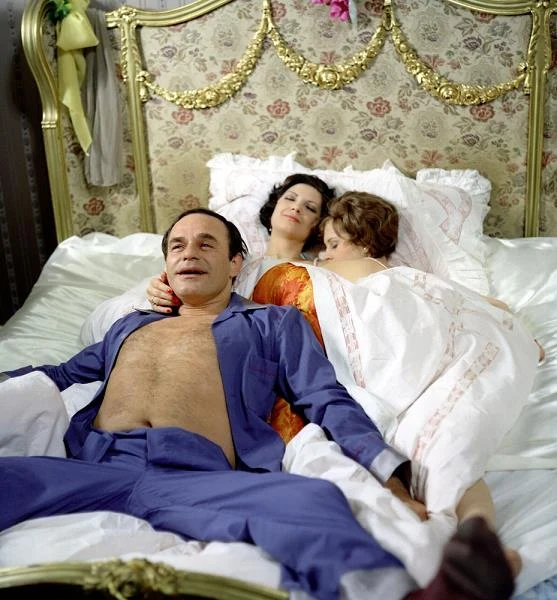 "Dyzma to postać nieśmiertelna" - napisał branżowy "Ekran" po premierze serialu. "Ma on nie tylko swoich poprzedników, ale również następców. Jest wszechobecny w każdym czasie i w każdym miejscu. Różną przybiera postać, ale jest. Uśmiecha się głupio, a otoczenie widzi w tym uśmiechu coś zagadkowego. Mówi głupstwa, a ludzie szukają w tym głębi. Prostak, a wielu stara się dostrzec w nim oryginała".