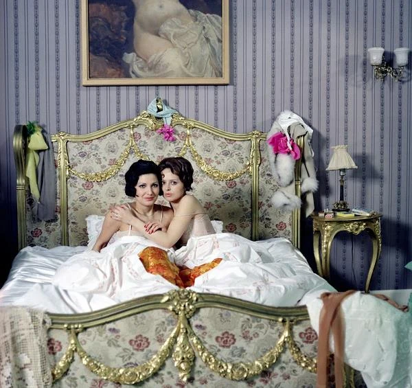 "Powieść Dołęgi-Mostowicza jest śmiała obyczajowo. Rzetelna adaptacja nie mogła pominąć tych wątków. PRL wciąż był krainą, w której seksualność człowieka kłóciła się z ideologią. W kinie lat 70. w przyspieszonym tempie zrywano z różnymi tabu. Ale 'Kariera...' była dla telewizji. Na małym ekranie miał być: seks grupowy, seks w trójkącie, miłość lesbijska. Wszystko to bez dosłowności, raczej zasugerowane niż pokazane, ale jednak" - Piotr K. Piotrowski pisał w książce "Kultowe seriale".