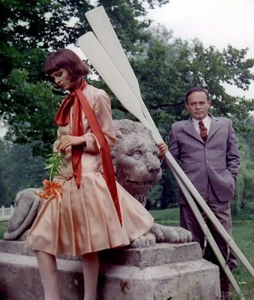 "Romek Wilhelmi był kobieciarzem i szutnikiem" - uważa Izabela Trojanowska. "Wmyślił sobie, że w scenie w sypialni z Dyzmą, gdy zrywam bluzkę, powinnam być bez stanika. Wręcz się uparł. Ja nie chciałam sie na to zgodzić.(...) Wilhelmi twierdził, że nie potrafi tego zagrać, jeśli nie zobaczy moich piersi" - dodaje aktorka, dla której miała to być pierwsza scena w serialu.