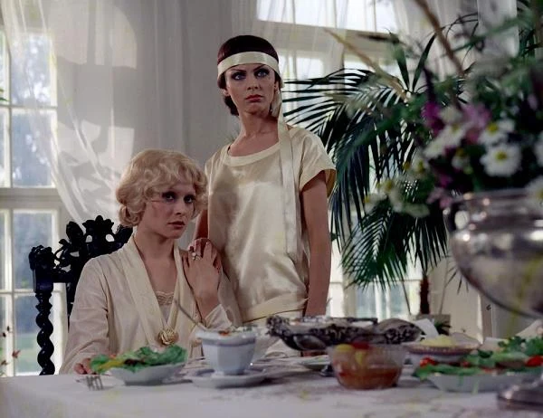 Jedną ze słynnych scen, było intymne zbliżenie między bohaterkami Izabeli Trojanowskiej i Grażyny Barszczewskiej. "Byłam w szoku. Miałam zagrac scenę, w której łapię za biust Grażynkę, będącą w serialu moją macochą i kochanką. Było mi bardzo trudno. W tej scenie nie chodziło o wyuzdanie, ale podkreślenie, co Kasię [bohaterkę Trojanowskiej - przyp. red.] łączy z macochą" - wspomina Trojanowska.