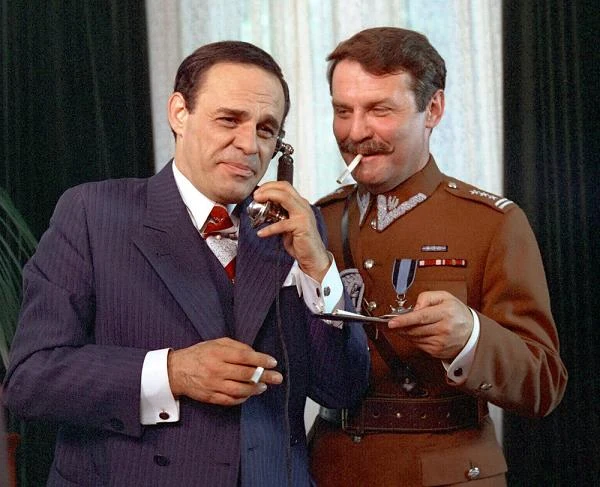 Nie mniej imponująco wyglądała męska obsada serialu. Leonard Pietraszak jako pułkownik Wacław Wareda (na zdjęciu), Tadeusz Pluciński jako minister rolnictwa Jaszuński, wreszcie - Wojciech Pokora w roli chorego psychicznie Żorża  - wszyscy oni trzymali poziom Romana Wilhelmiego.