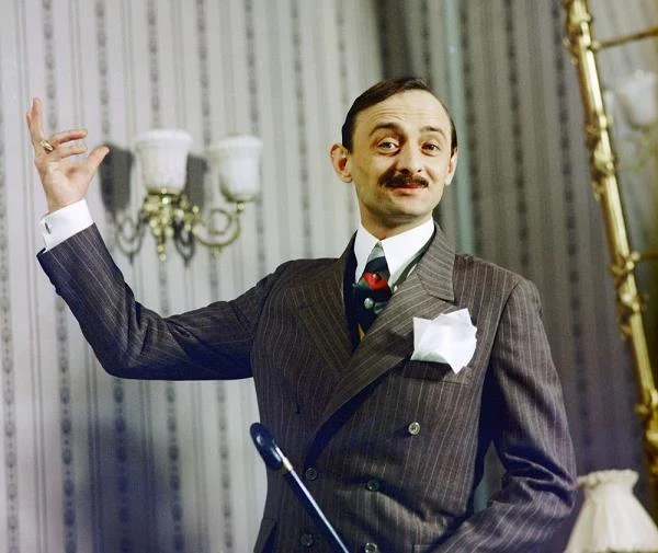 Pochlebne recenzje za występ w "Karierze Nikodema Dyzmy" zebrał również Jerzy Bończak jako Krzepicki, wiecznie ukryty za plecami szefa, a przecież nieodzowny dla takich jak Dyzma "panów prezesów".