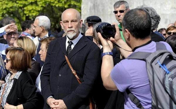 W ostatniej drodze Manoela de Oliveiry wziął udział John Malkovich, który wystąpił w "Ruchomych słowach" (2003) portugalskiego reżysera. W ostatniej drodze Manoela de Oliveiry wziął udział John Malkovich, który wystąpił w "Ruchomych słowach" (2003) portugalskiego reżysera.