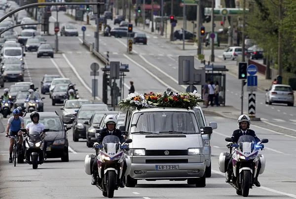 Trumna z ciałem reżysera została przetransportowana na cmentarz Agramonte w Porto. Trumna z ciałem reżysera została przetransportowana na cmentarz Agramonte w Porto.