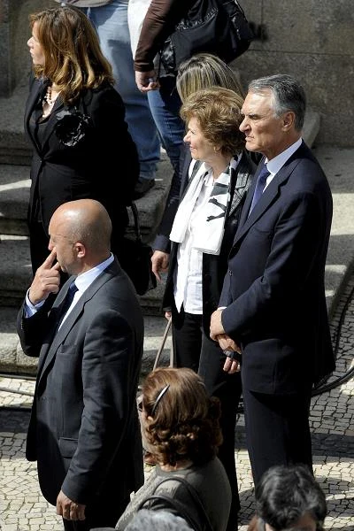 W uroczystościach pogrzebowych wziąłtakże udział prezydent Portugalii Cavaco Silva wraz z małżonką. W uroczystościach pogrzebowych wziąłtakże udział prezydent Portugalii Cavaco Silva wraz z małżonką.