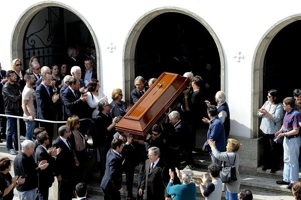 Trumnę z ciałem Manoela de Oliveiry nieśli wnukowie legendarnego reżysera: Ricardo Trepa i Jorge Trepa. Trumnę z ciałem Manoela de Oliveiry nieśli wnukowie legendarnego reżysera: Ricardo Trepa i Jorge Trepa.