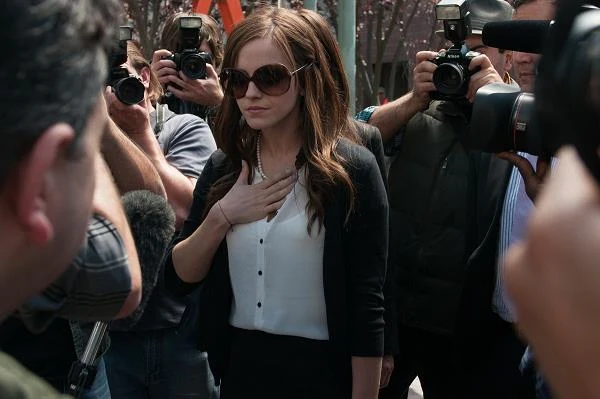 W filmie Sofii Coppoli "Bling Ring" Emma Watson zerwała z grzecznym wizerunkiem, wcielając się w jedną z nastolatek włamujących się do domów hollywoodzkich gwiazd, kradnących ich ubrania i biżuterię. Obraz przedstawiał niezdrowe fascynacje bohaterami pierwszych stron gazet plotkarskich i portali. Główne bohaterki chcą być sławne i żyć jak Paris Hilton czy Lindsay Lohan, ale pragną pieniędzy jedynie po to, żeby je mieć i móc się nimi pochwalić na Facebooku